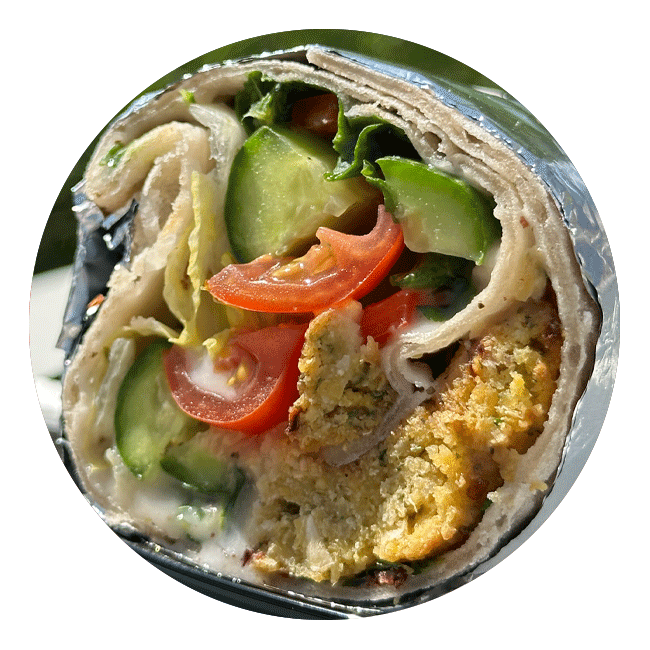 Nahaufnahme einer Yufka-Rolle mit Salatblättern, Gurkenscheiben, Tomatenscheiben und Falafelstücken